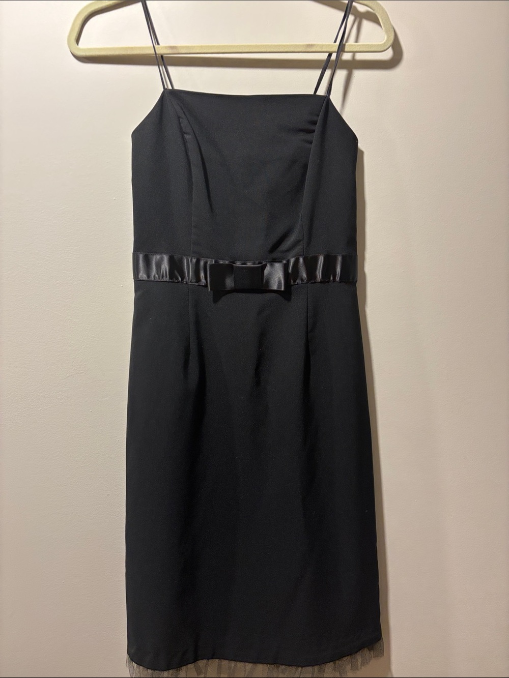 Classic Black Spaghetti-Strap Evening Dress with Satin Waist Bow